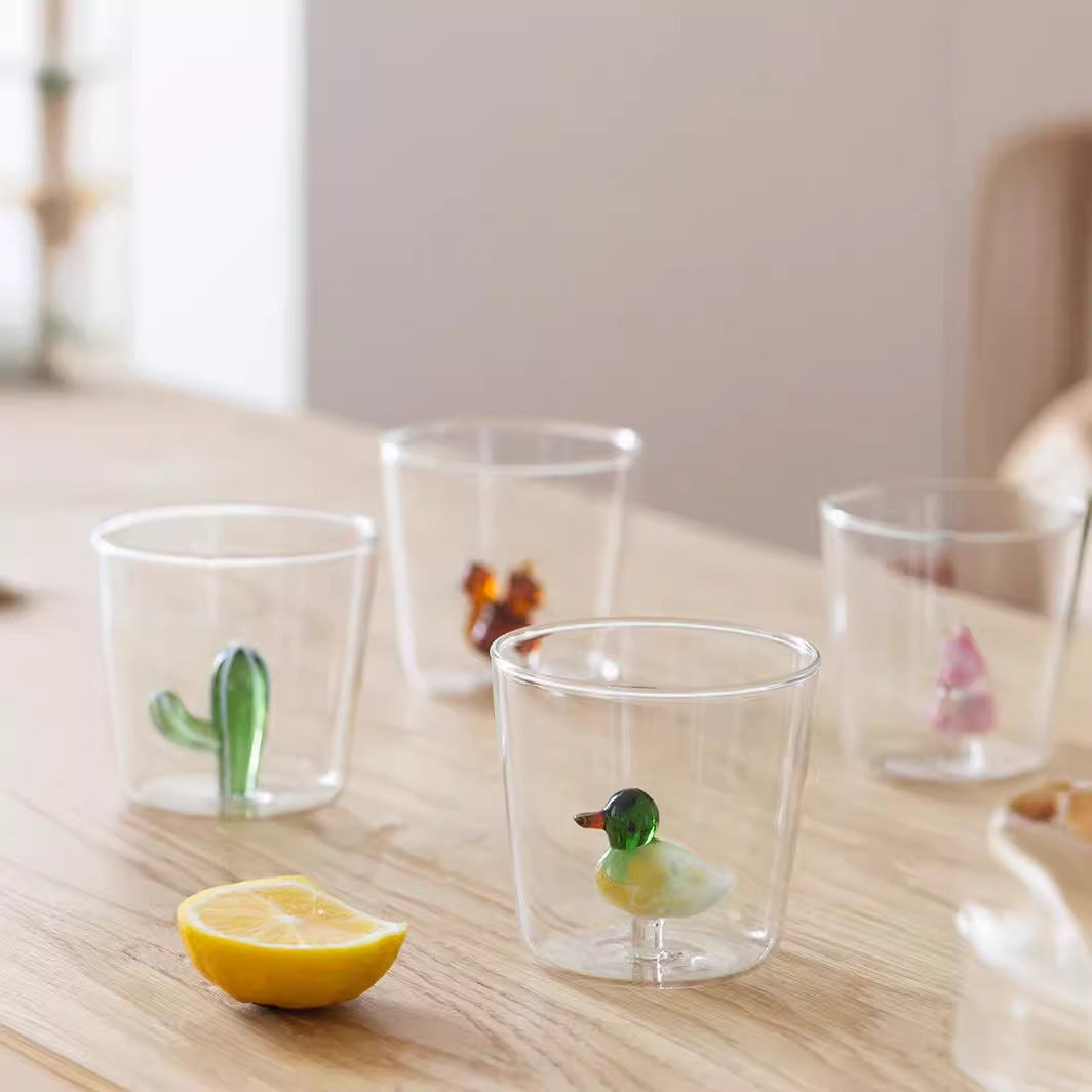 Diverse driedimensionale waterbekers voor kleine dieren kunnen op maat worden gemaakt