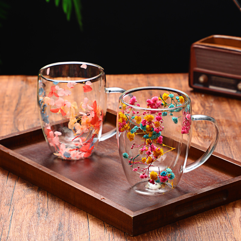Waarom bloemen en hooi drogen in een dubbelwandig glas? Is het alleen maar om er goed uit te zien?