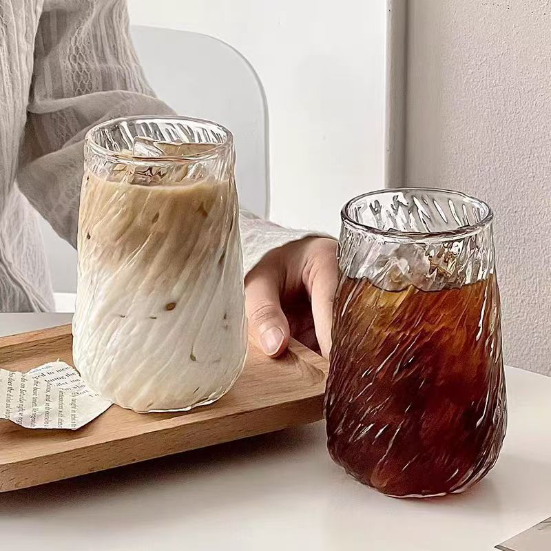 Chinese glazen bekers zijn gemaakt van verschillende materialen
