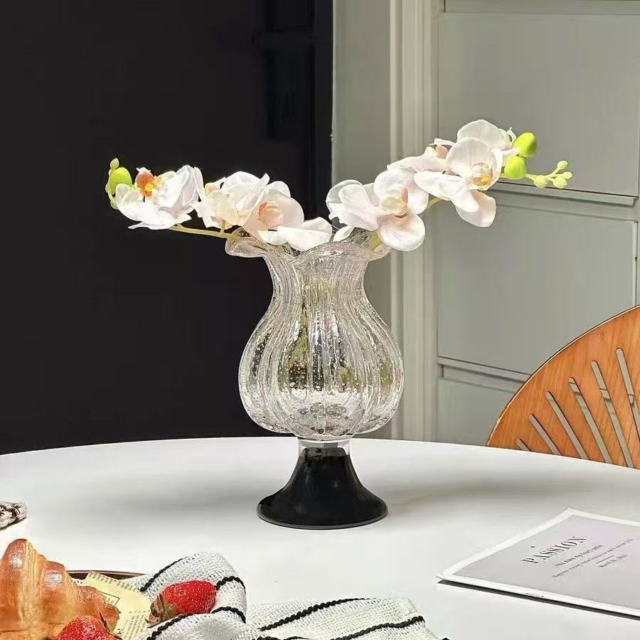 Diverse vreemd gevormde glazen vazen