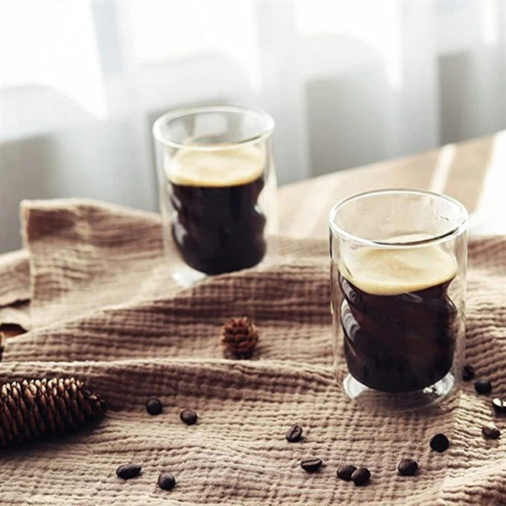 Kleine getailleerde dubbelwandige glazen koffiekop