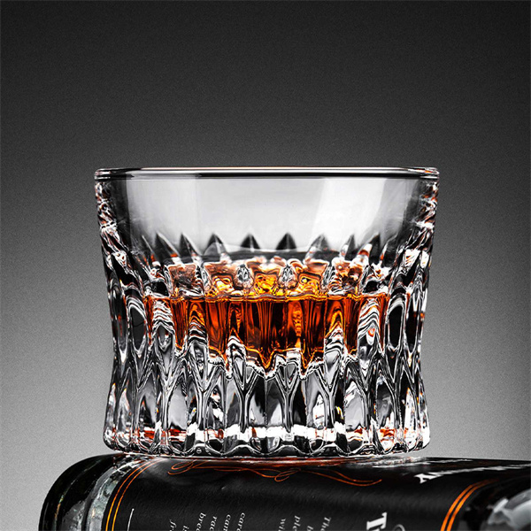 Eenvoudig transparant glazen whiskyglas